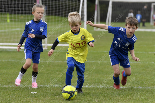 Penwortham St Teresa's FC White vs Astley & Buckshaw Juniors Blue, Under 7, Football, Penwortham, UK - 27 Sep 2025